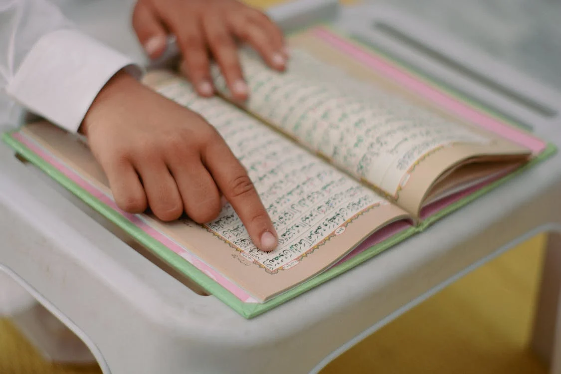 L'apprentissage de l'arabe et l'éducation religieuse <span style=color:#FED23D;>au cœur</span> de notre mission